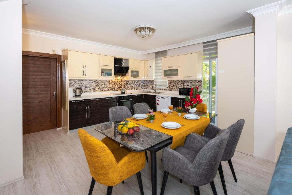 Kuchyň nebo kuchyňský kout v ubytování Villa Yasam Park - Luxury 8 Person - Fethiye Calis Beach 90mt