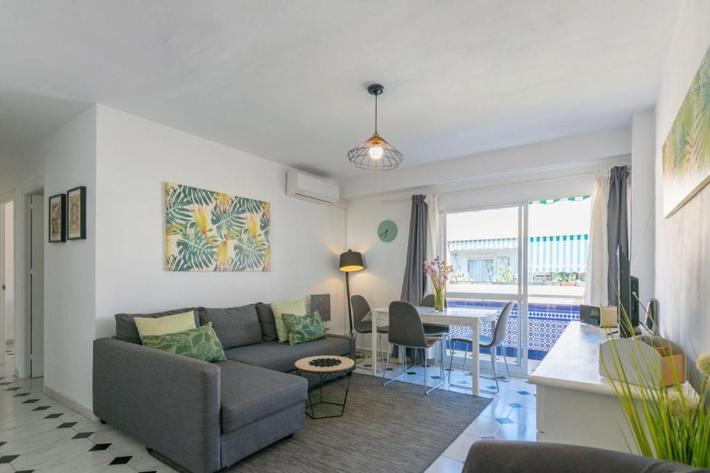 - un salon avec un canapé et une table dans l'établissement Piso de 2 Dormitorios Playa Bajadilla Marbella Centro, à Marbella
