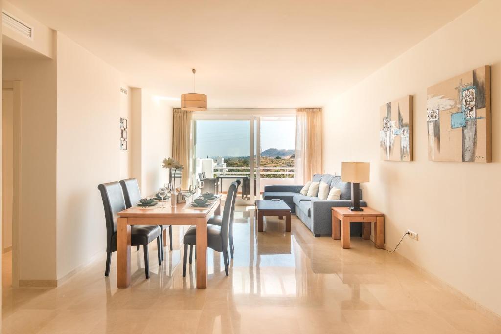 Posezení v ubytování 2214-Modern apt with private beach