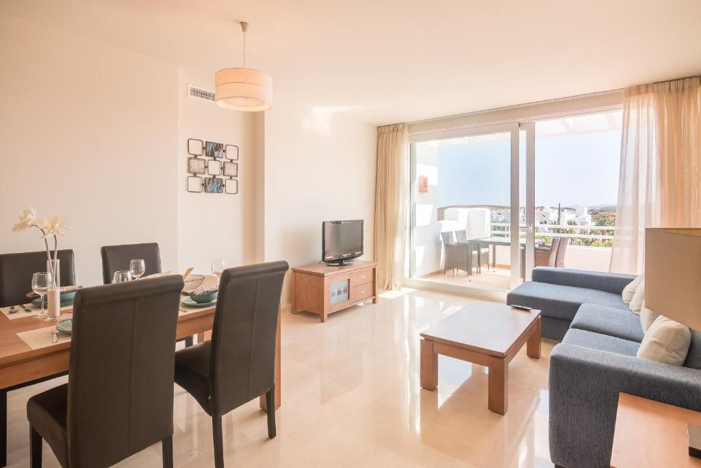 TV a/nebo společenská místnost v ubytování 2214-Modern apt with private beach