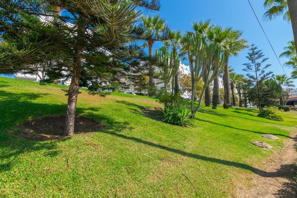 Vonkajšia záhrada v ubytovaní Piso de 2 Dormitorios Playa Bajadilla Marbella Centro