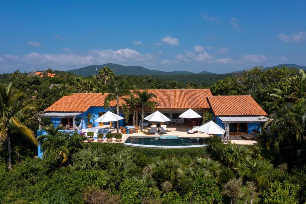 uma vista aérea de um resort com uma piscina em Casa Aries em Careyes