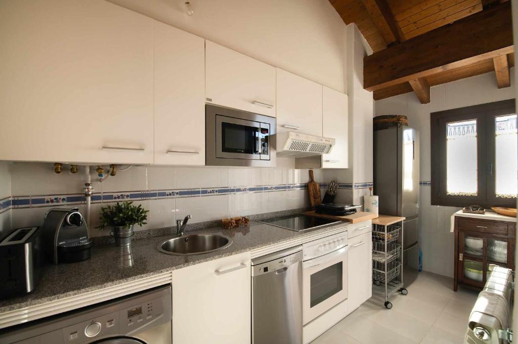 Kuchyň nebo kuchyňský kout v ubytování Apartamento La casa Mágica de Llanes