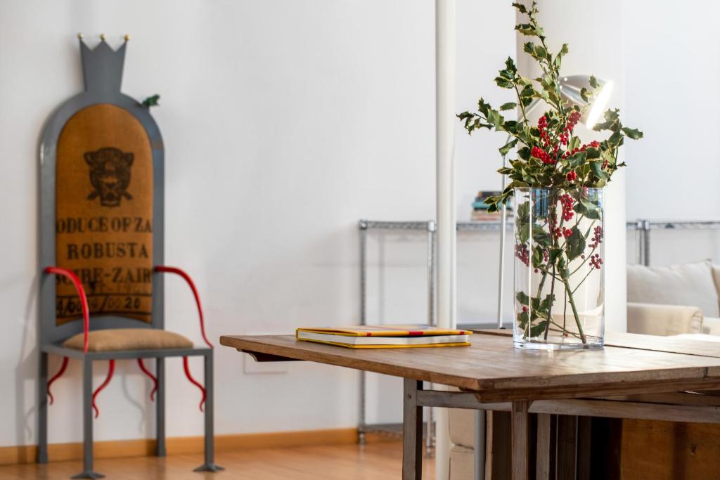 A seating area at GetTheKey Fiore Giallo Apartment