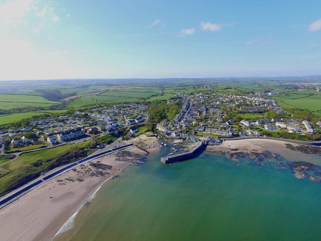 uma vista aérea de uma praia e de uma cidade em Quay Side em Cemaes Bay