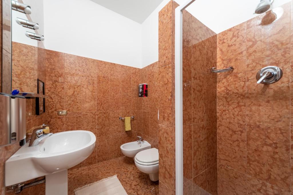 A bathroom at GetTheKey Fiore Giallo Apartment