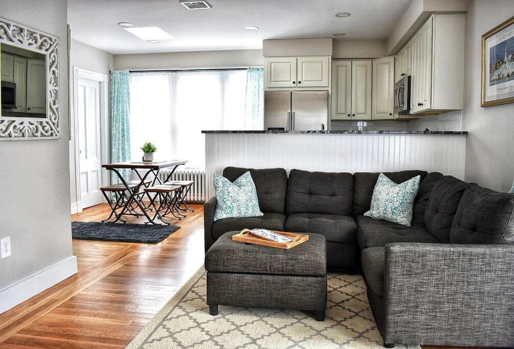 a living room with a couch and a kitchen at The Peaceful Puffin in Newport