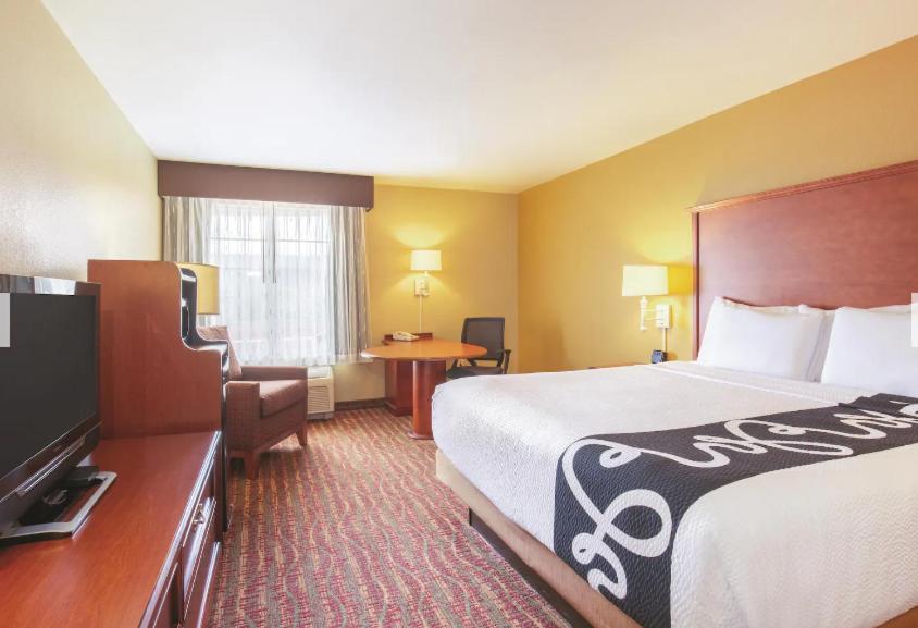 La Quinta by Wyndham Bentonville - Deluxe King Room