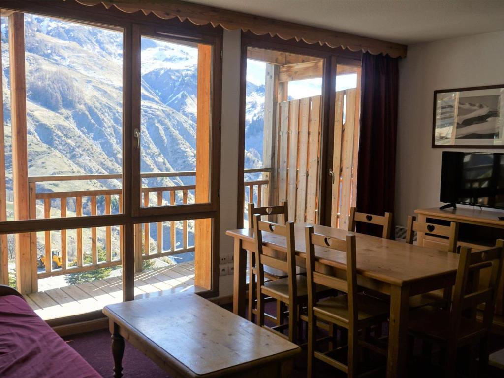 une pièce avec une table et des chaises et une grande fenêtre dans l'établissement Charmant 3 Pièces 6 Pers avec Parking, Balcon et Wi-Fi à Proximité des Pistes - Orcières Merlette - FR-1-636-48, à Orcières