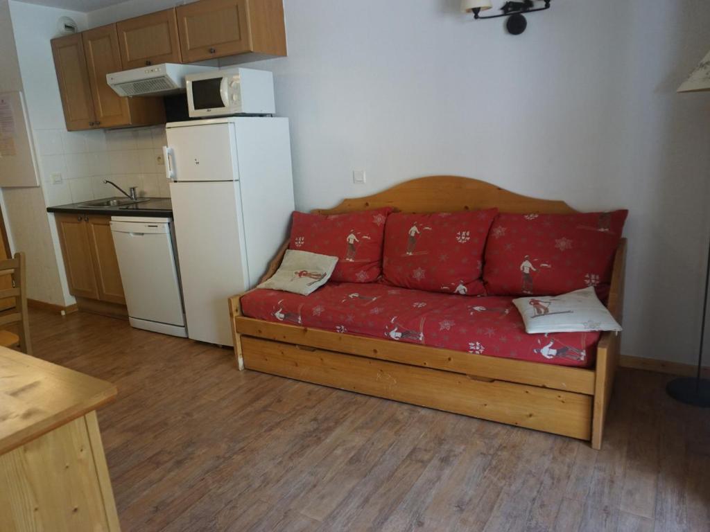 - un canapé rouge dans une cuisine équipée d'un réfrigérateur blanc dans l'établissement Appartement 2 pièces, 4 pers, piscine, WiFi, parking couvert - FR-1-636-64, à Orcières