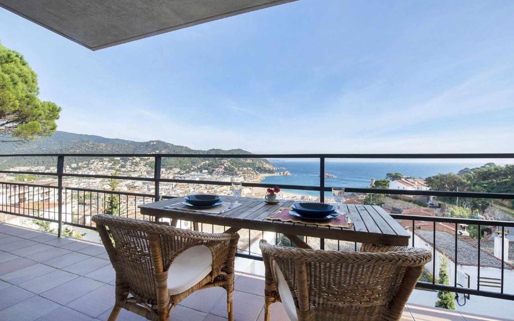 d'une table et de chaises sur un balcon avec vue sur l'océan. dans l'établissement Codolar Las mejores vistas en Tossa de Mar, à Tossa de Mar