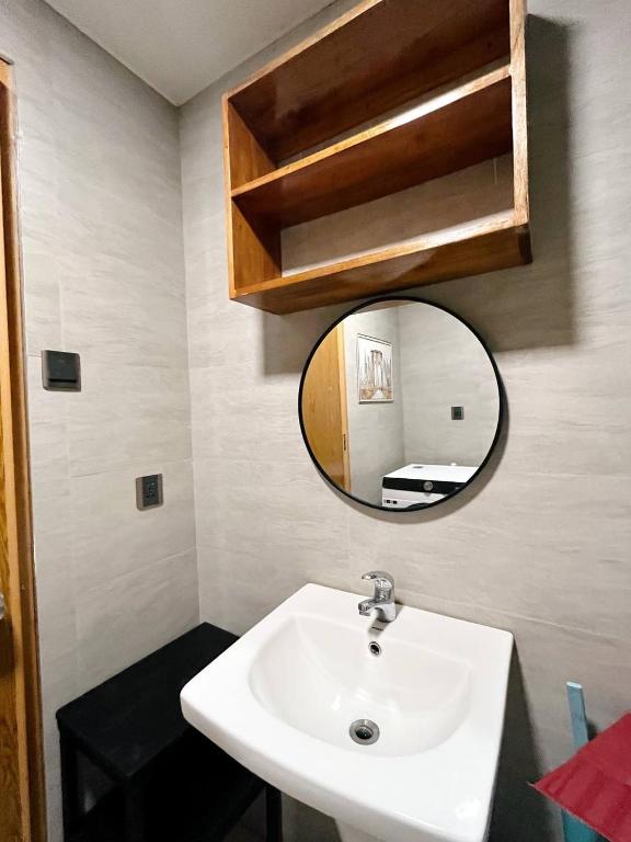 Koupelna v ubytování Antara-QueenBed-Balcony-HotShower-WorkCoffee Station-FullKitchen
