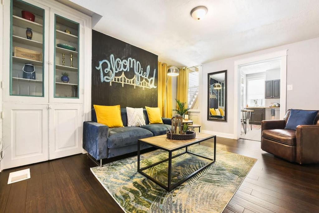 sala de estar con sofá y mesa en HostWise Stays - The Edmond - Bloomfield Apartment in a great location!, en Pittsburgh