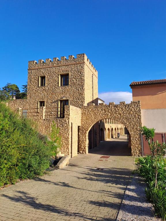 stary kamienny budynek z łukiem w obiekcie Casa Nadia w mieście Guardistallo