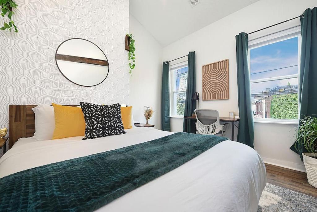 Katil atau katil-katil dalam bilik di HostWise Stays - The Larryville - Amazing Bathroom, Perfect Location, Custom Build