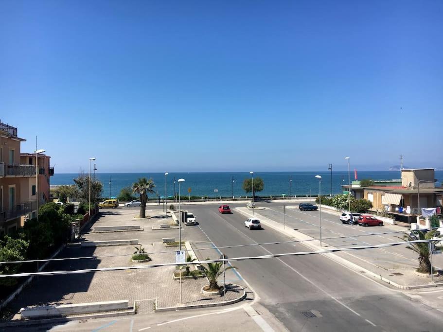 Una vista de una calle con el océano en el fondo en GIRASOLE a due passi dal mare, en Minturno