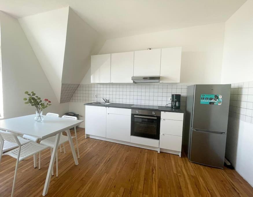 Honeybee Properties Ferienwohnungen Koblenz - Double Room With Shared Bathroom