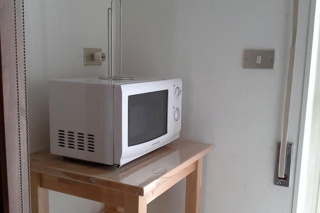 TV a/nebo společenská místnost v ubytování GIRASOLE a due passi dal mare