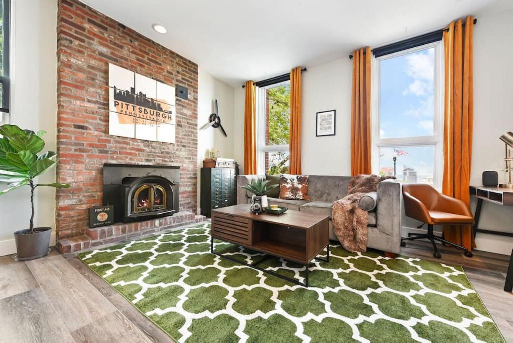 ein Wohnzimmer mit einem Sofa und einem Kamin in der Unterkunft HostWise Stays - The Grandview - Great City Views - Brand New Remodel in Pittsburgh