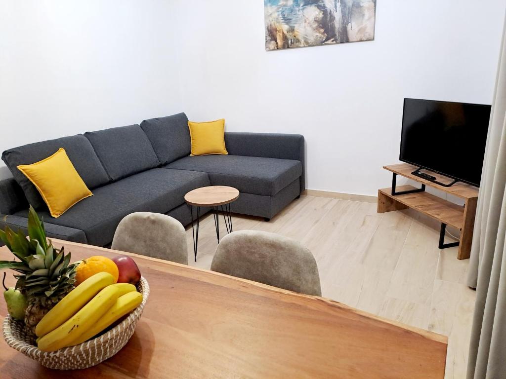 TV a/nebo společenská místnost v ubytování Πλατανακι 1 Family Friendly