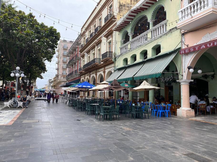 una calle vacía con mesas, sillas y edificios en Ubicadisima! Zona hotelera centro histórico! en Veracruz