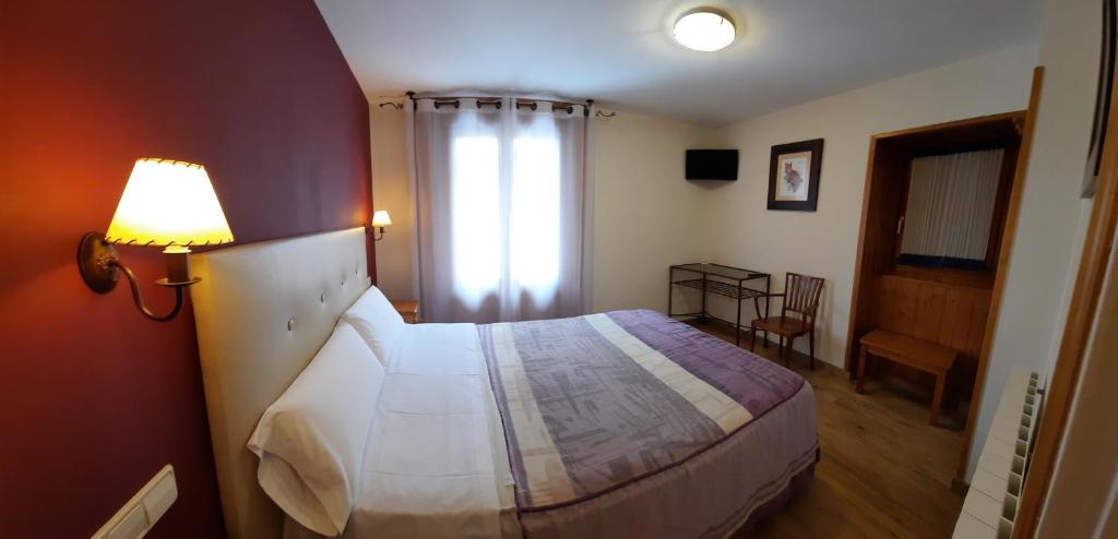 Postel nebo postele na pokoji v ubytování Hotel Casa Escolano