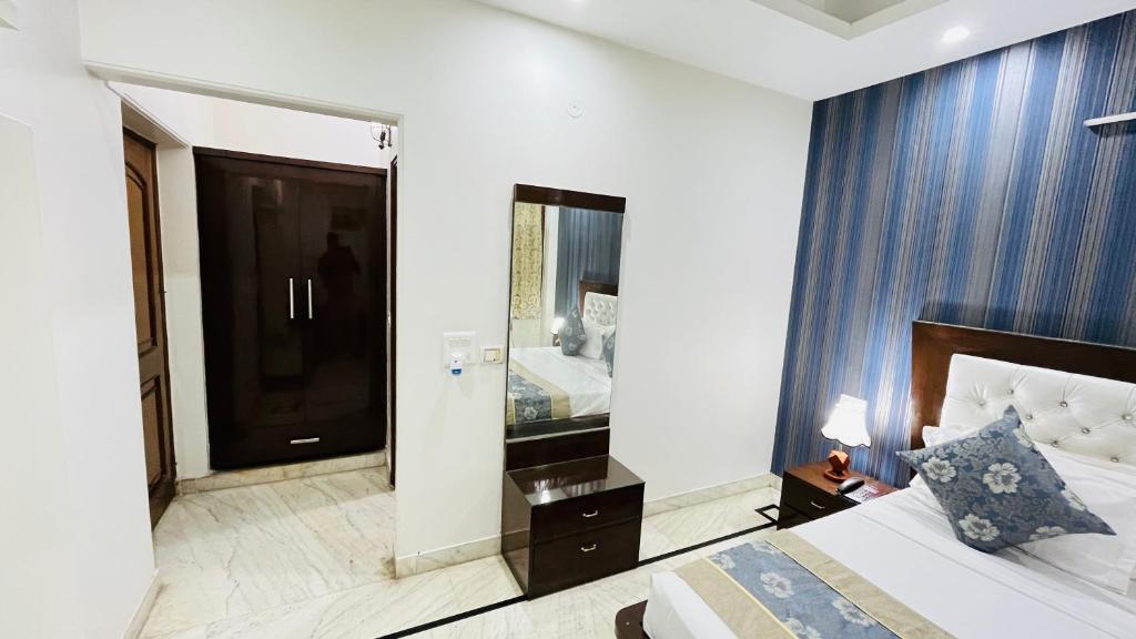 Postel nebo postele na pokoji v ubytování Hotel Starline Sector 28