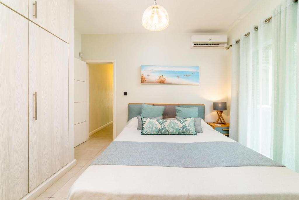 Postel nebo postele na pokoji v ubytování Beachcove Apt No 1