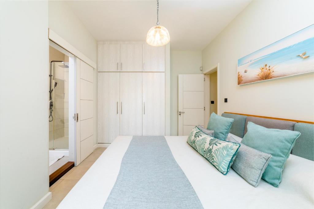 Postel nebo postele na pokoji v ubytování Beachcove Apt No 1