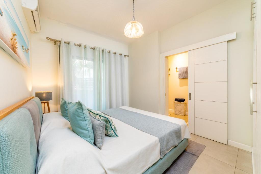 Postel nebo postele na pokoji v ubytování Beachcove Apt No 1