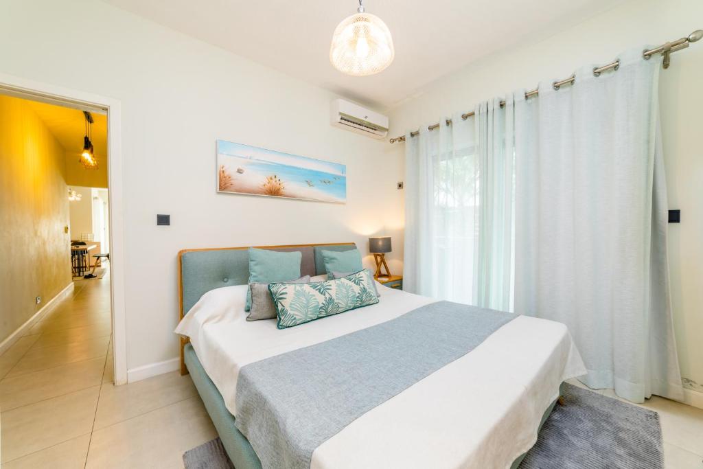 Postel nebo postele na pokoji v ubytování Beachcove Apt No 1