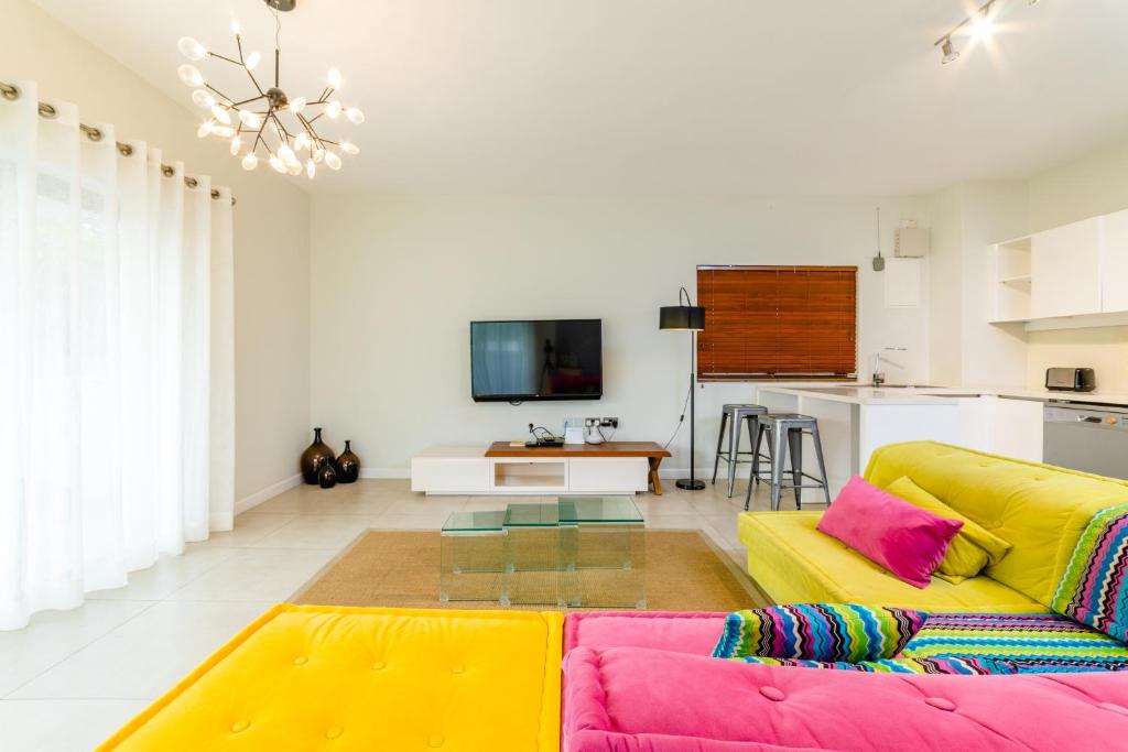TV a/nebo společenská místnost v ubytování Beachcove Apt No 1