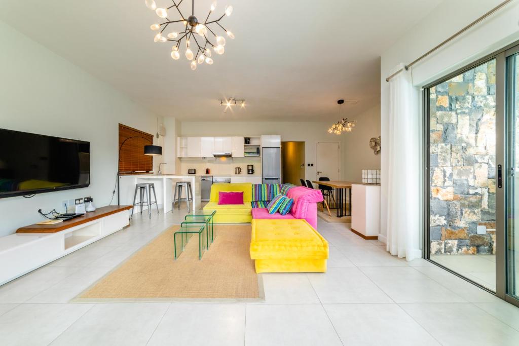 TV a/nebo společenská místnost v ubytování Beachcove Apt No 1