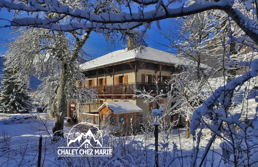a building in the snow with snow covered trees at Appartement dans chalet 5 chambres 130 m2 centre village in Montriond