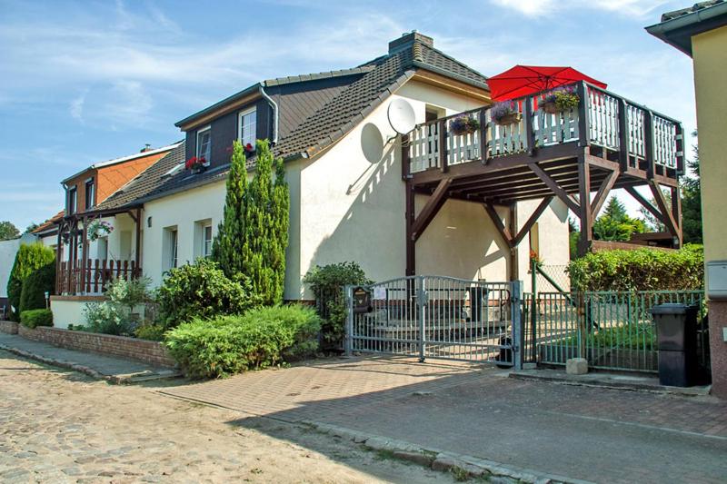 ein Haus mit einem Balkon an der Seite in der Unterkunft Ferienwohnung mit großem Balkon in Bömitz in Bömitz