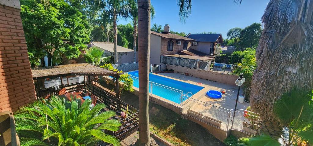 una vista aérea de una casa con piscina en La Casona de Michael - Alquiler temporal Funes Buscanos en IG en Funes