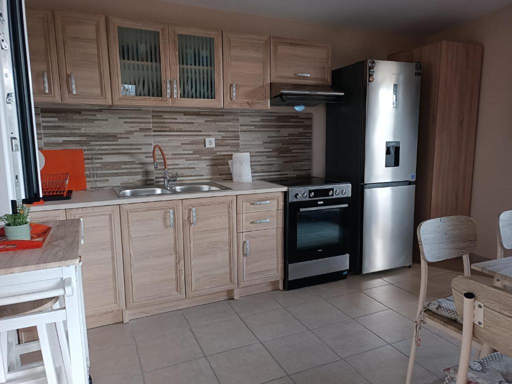 A kitchen or kitchenette at George's family friendly maisonette with great exterior