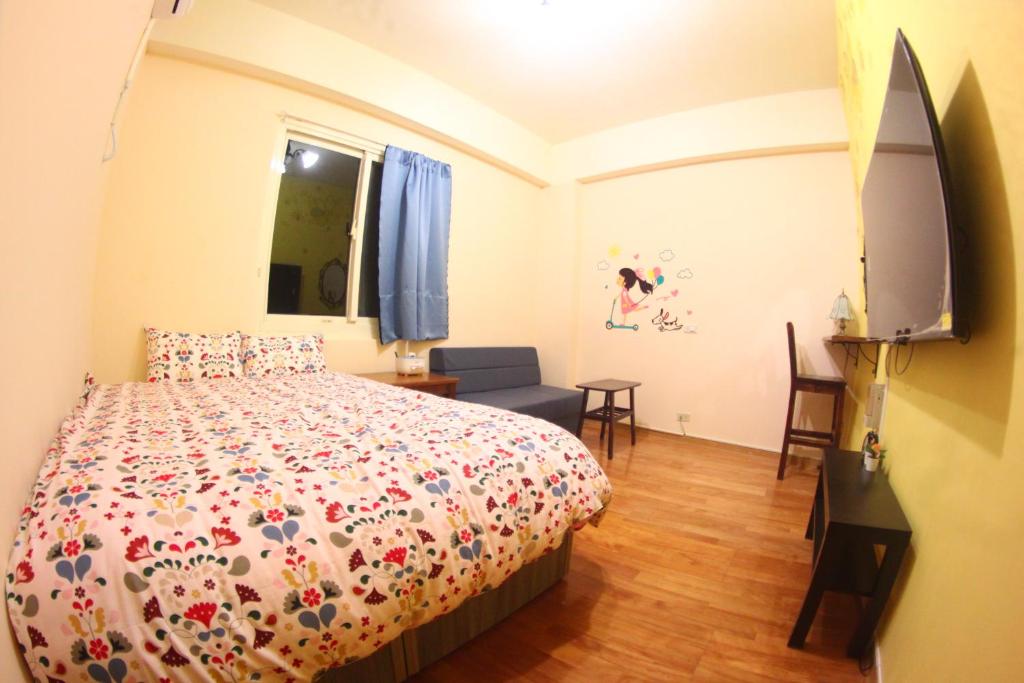 Televiisor ja/või meelelahutuskeskus majutusasutuses 九份 珂菲私旅-知雨樓 I 贈心意早餐 Jiufen Homestay Cafe Sleep B&B-Rain House 日夜間導覽 合法民宿