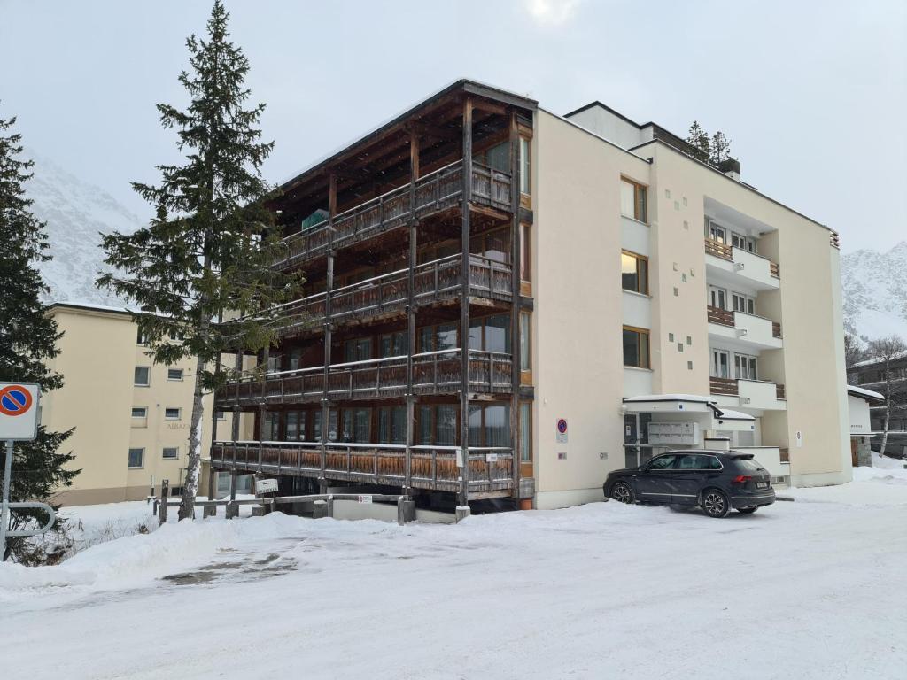 un edificio en construcción con un coche aparcado en la nieve en Luegisland 1 Bühlmann, en Arosa