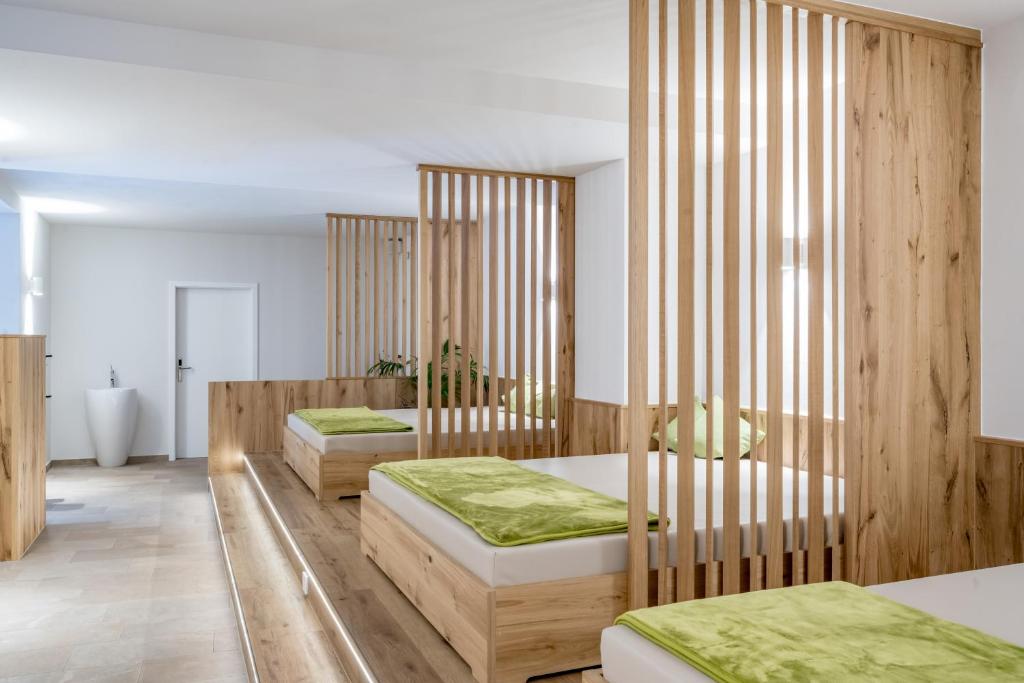 Postel nebo postele na pokoji v ubytování Alpenhotel Zimba
