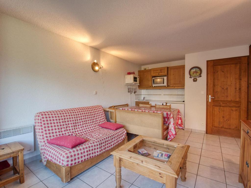 een woonkamer met een bank en een tafel bij Appartement Morillon 1100, 2 pièces, 6 personnes - FR-1-642-11 in Morillon