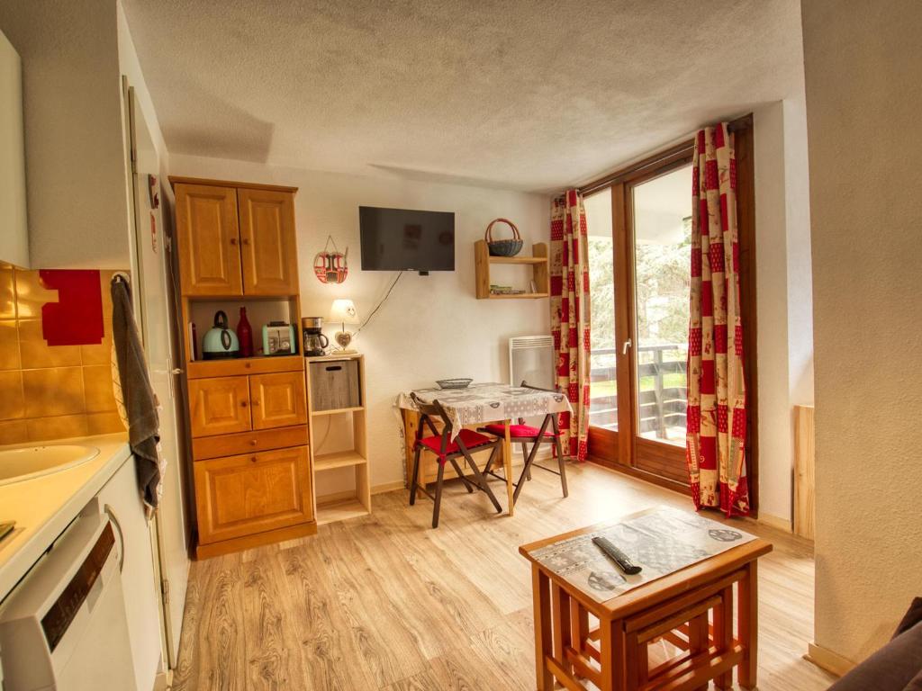 een keuken met een tafel en een eetkamer met een raam bij Appartement Morillon 1100, 2 pièces, 5 personnes - FR-1-642-45 in Morillon