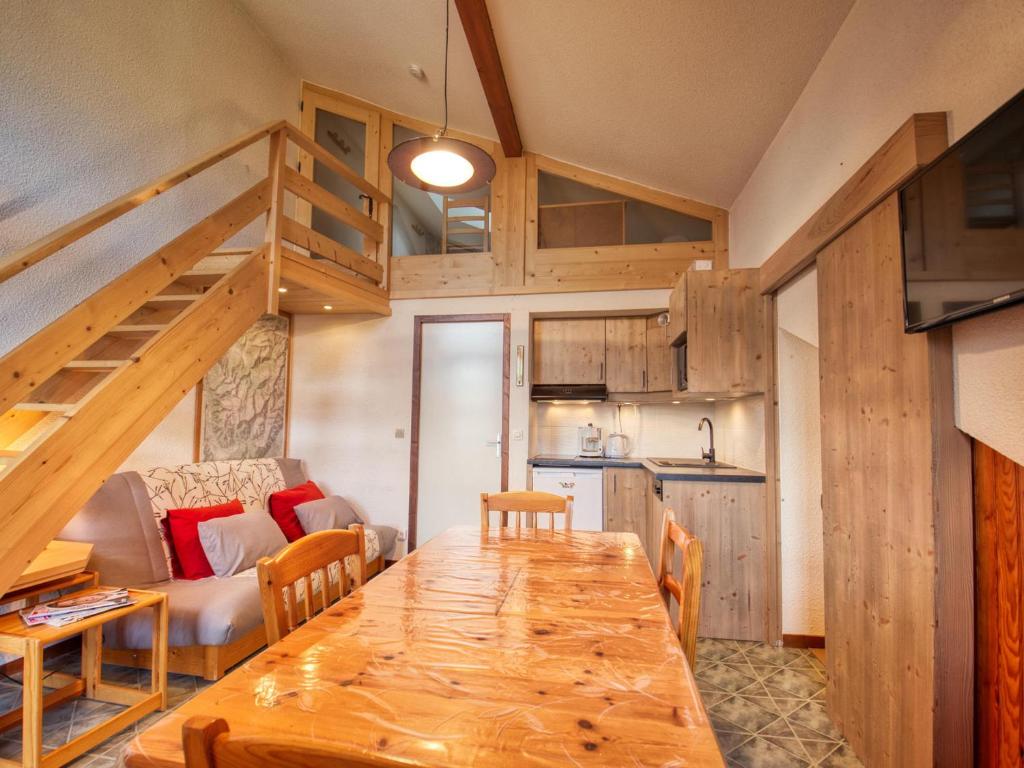 - une cuisine et une salle à manger avec une table en bois dans l'établissement Confortable Duplex Mezzanine - Pied des Pistes et Balcon - FR-1-642-48, à Morillon
