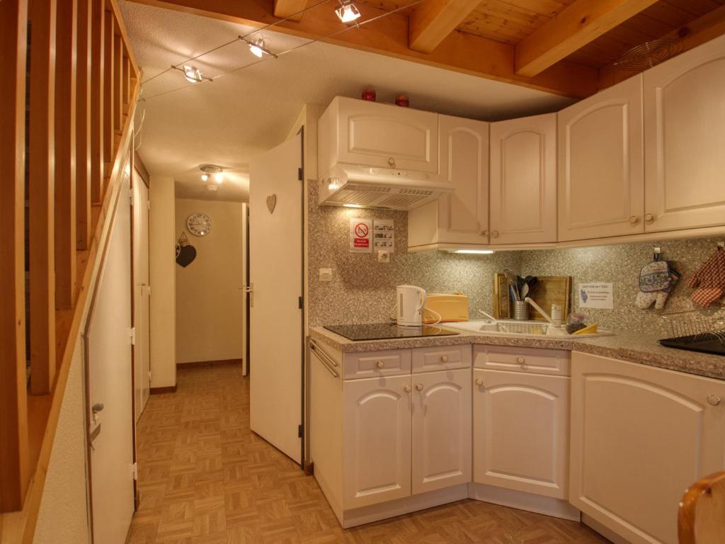 een keuken met witte kasten en een hal bij Appartement Morillon Village, 3 pièces, 4 personnes - FR-1-642-54 in Morillon