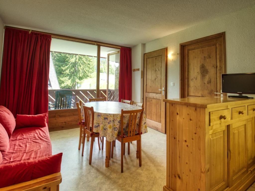 un salon avec une table et un canapé dans l'établissement Appartement cosy, 6 pers, skis aux pieds, proche jardin d'enfants - FR-1-642-24, à Morillon