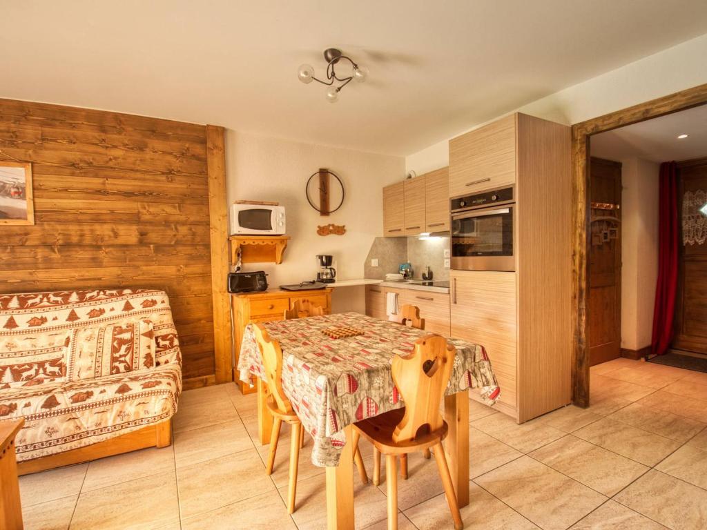 - une cuisine et une salle à manger avec une table et un canapé dans l'établissement Bel appartement T3 avec terrasse, 2 chambres à Morillon - FR-1-642-25, à Morillon