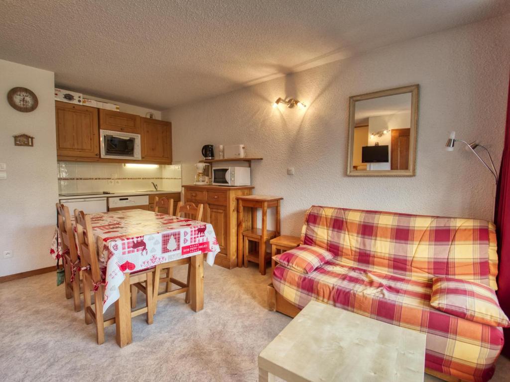 ein Wohnzimmer mit einem Sofa und einem Tisch in der Unterkunft Appartement Morillon 1100, 2 pièces, 6 personnes - FR-1-642-32 in Morillon
