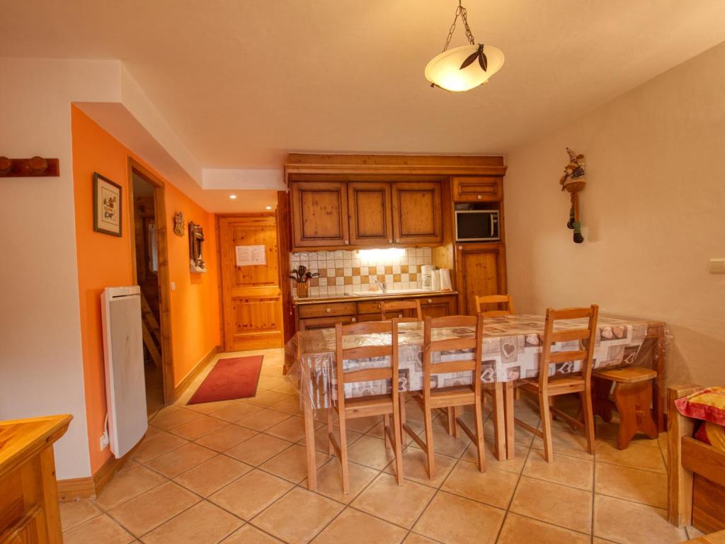 une cuisine et une salle à manger avec une table et des chaises dans l'établissement Appartement cosy 7 pers, balcon, pied des pistes Morillon 1100 - FR-1-642-40, à Morillon