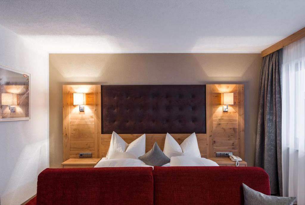 A bed or beds in a room at BIRKENHOF premium apart & suites