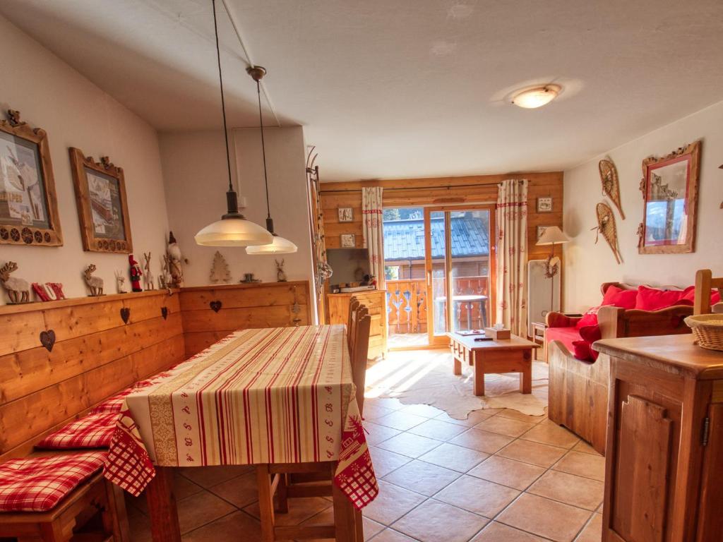un salon avec une table et un canapé dans l'établissement Bel appartement 3 chambres au pied des pistes à Morillon 1100 avec balcon et wifi - FR-1-642-57, à Morillon